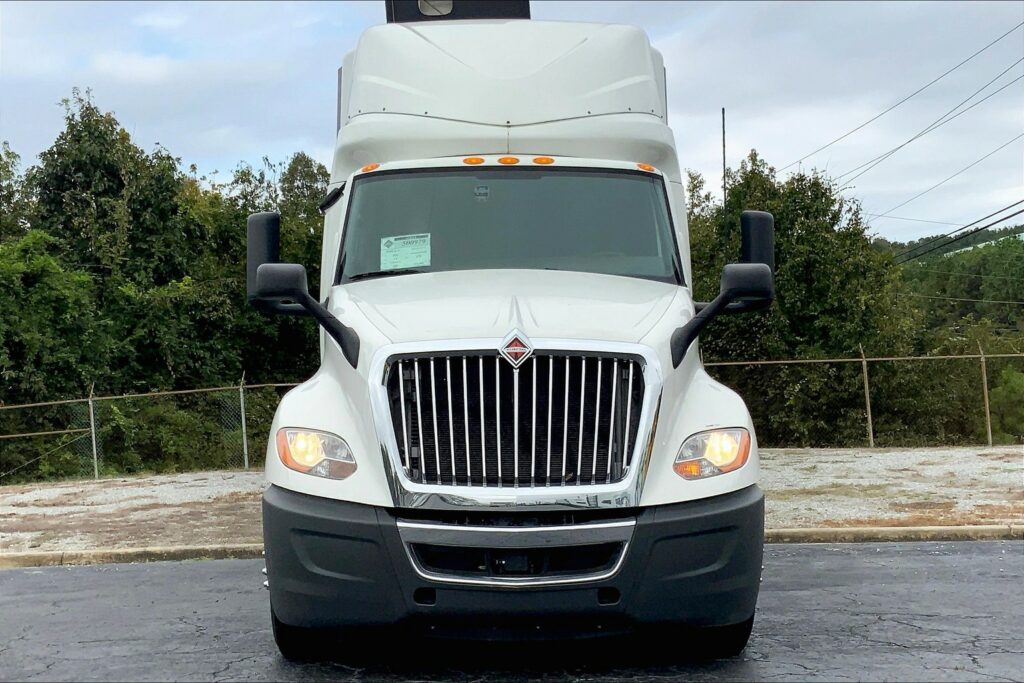 2021 CUM LT625 6×4 Sleeper