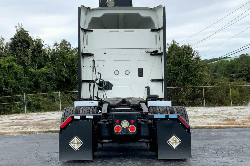 2021 CUM LT625 6×4 Sleeper