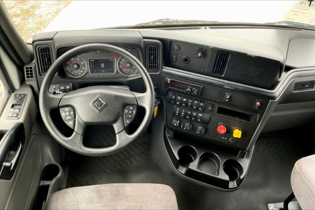 2021 CUM LT625 6×4 Sleeper