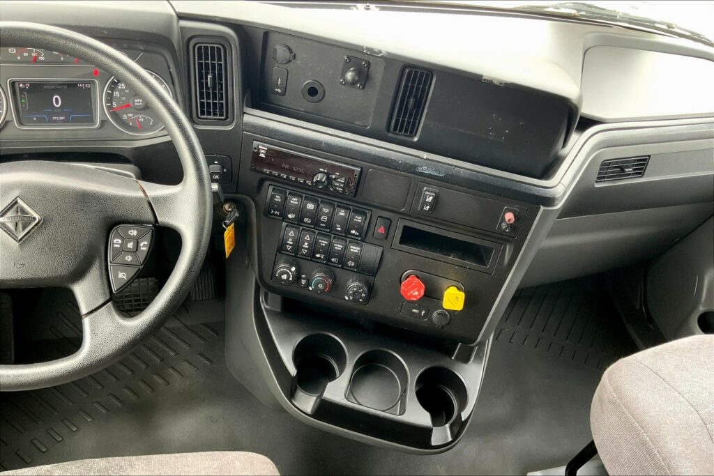 2021 CUM LT625 6×4 Sleeper