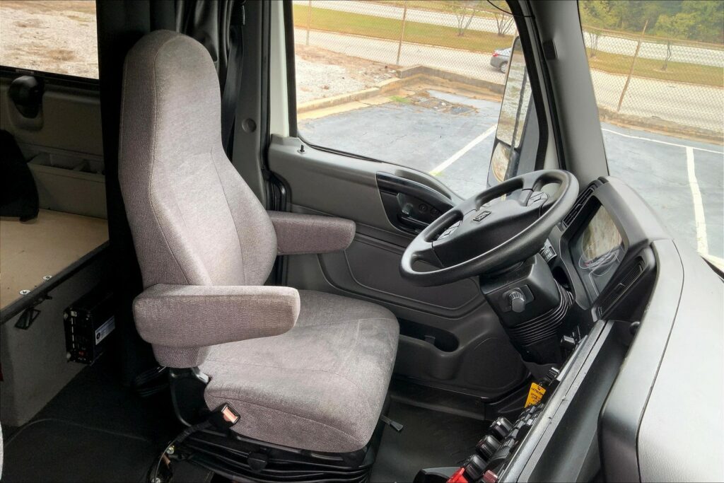 2021 CUM LT625 6×4 Sleeper