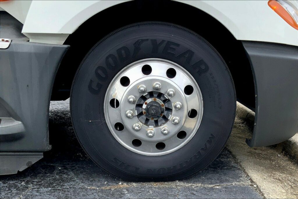 2021 CUM LT625 6×4 Sleeper