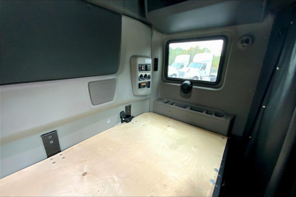 2021 CUM LT625 6×4 Sleeper