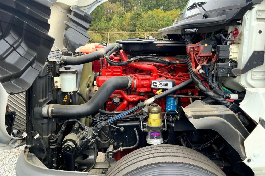 2021 CUM LT625 6×4 Sleeper