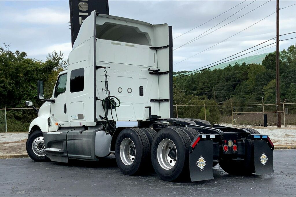 2021 CUM LT625 6×4 Sleeper