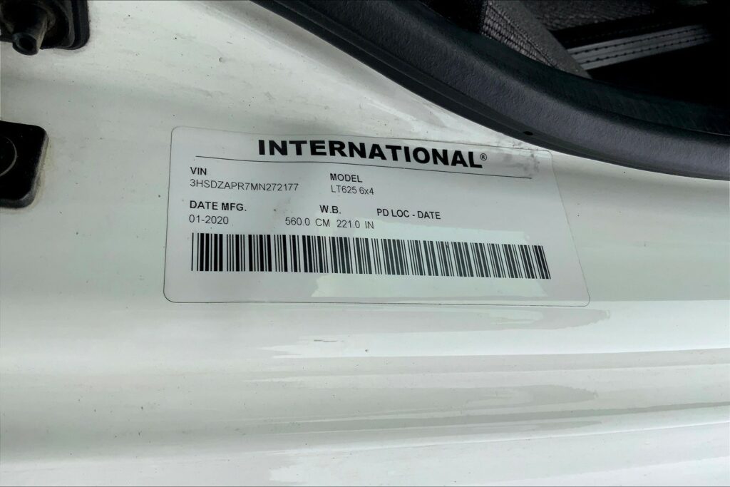 2021 CUM LT625 6×4 Sleeper