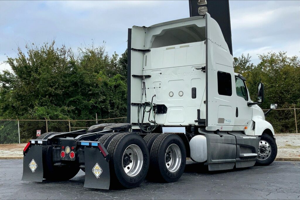 2021 CUM LT625 6×4 Sleeper