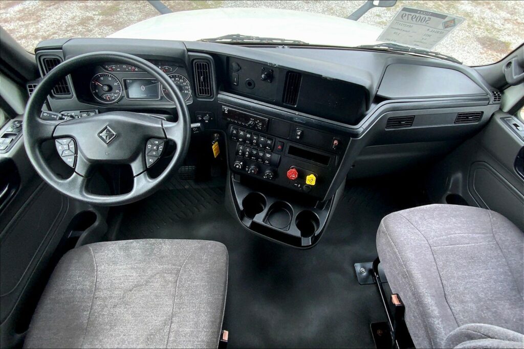 2021 CUM LT625 6×4 Sleeper