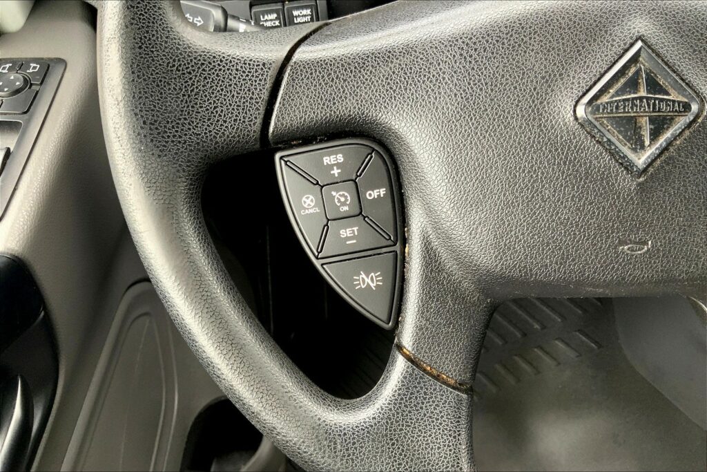 2021 CUM LT625 6×4 Sleeper