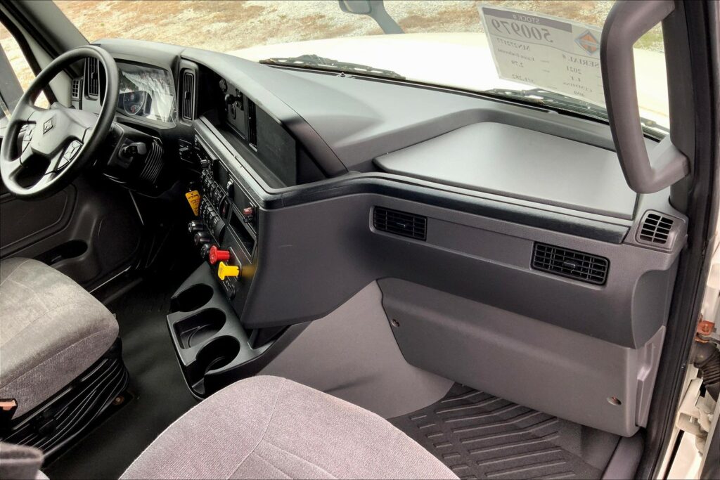 2021 CUM LT625 6×4 Sleeper