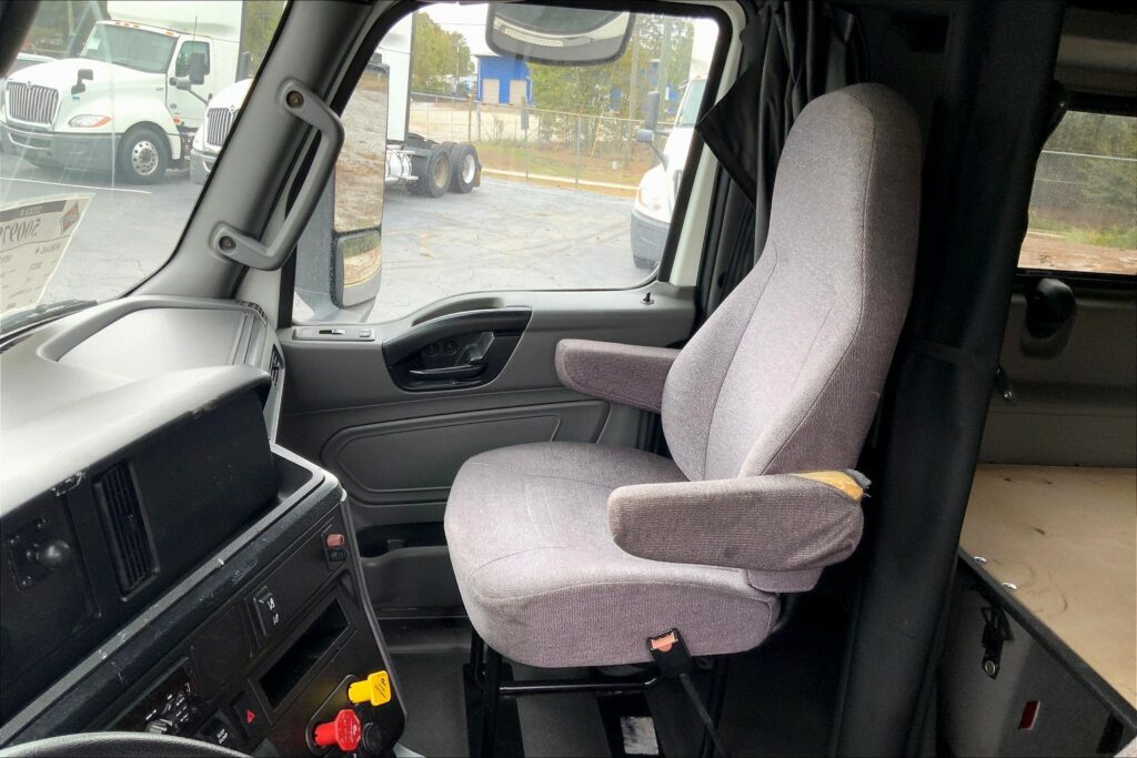 2021 CUM LT625 6×4 Sleeper