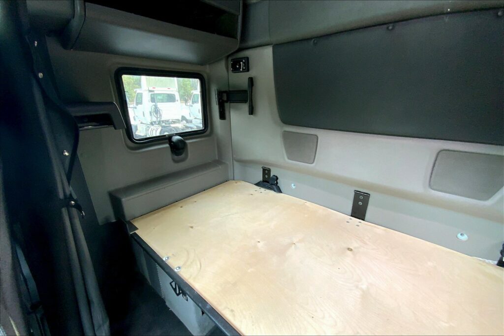 2021 CUM LT625 6×4 Sleeper