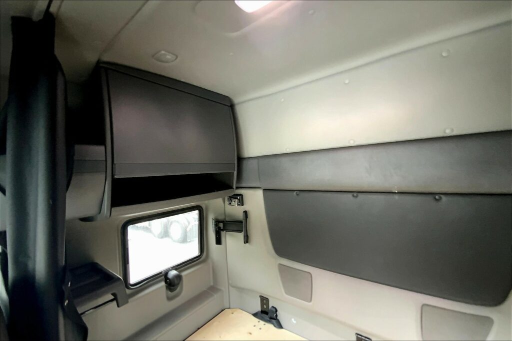 2021 CUM LT625 6×4 Sleeper