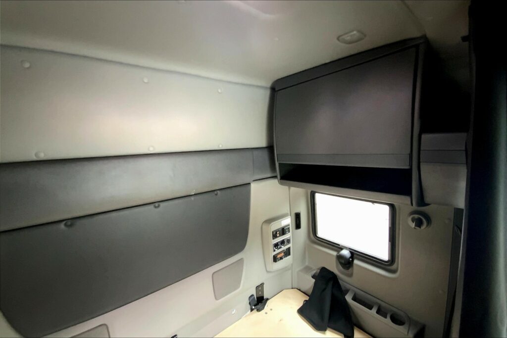 2021 CUM LT625 6×4 Sleeper