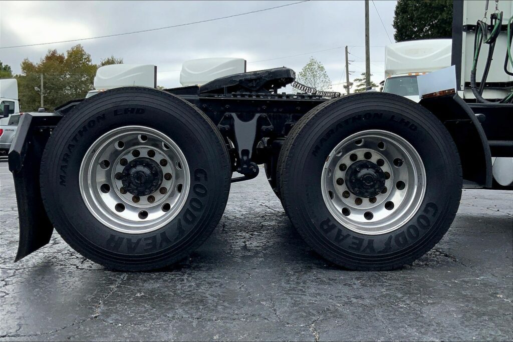 2021 CUM LT625 6×4 Sleeper