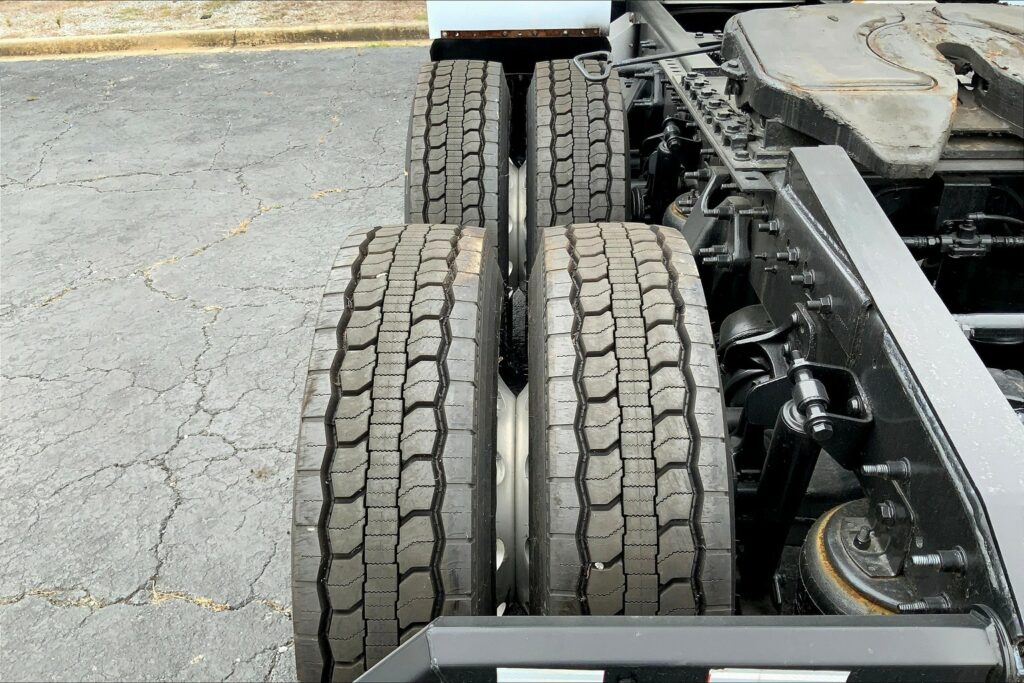 2021 CUM LT625 6×4 Sleeper