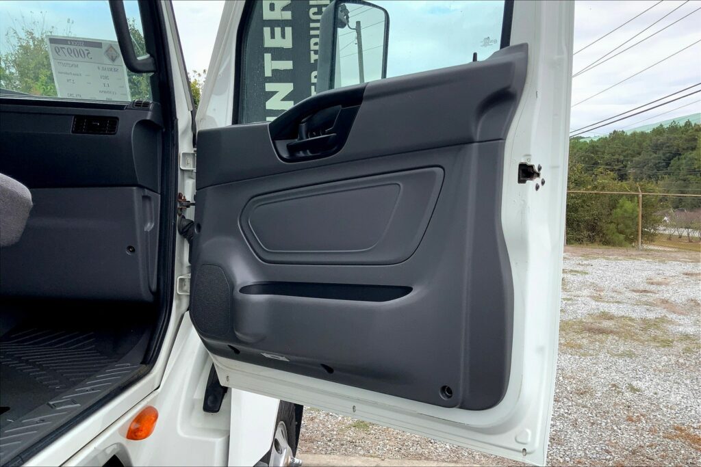 2021 CUM LT625 6×4 Sleeper