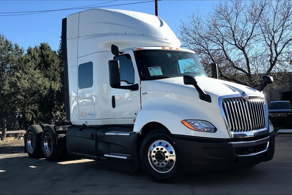 2022 CUM LT625 6×4 Sleeper