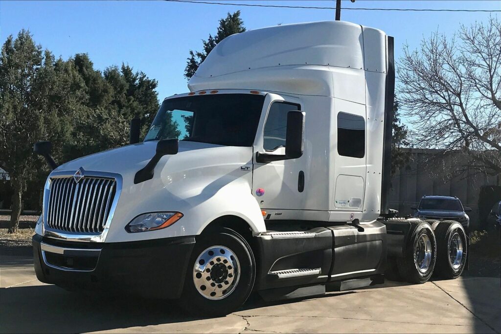 2022 CUM LT625 6×4 Sleeper