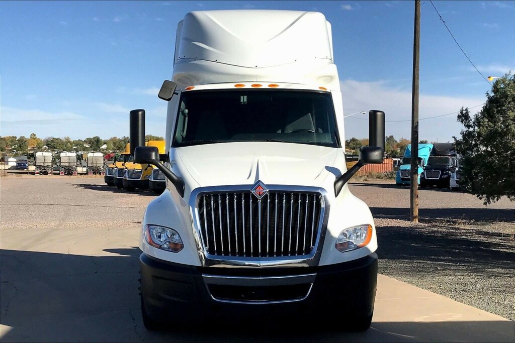 2022 CUM LT625 6×4 Sleeper