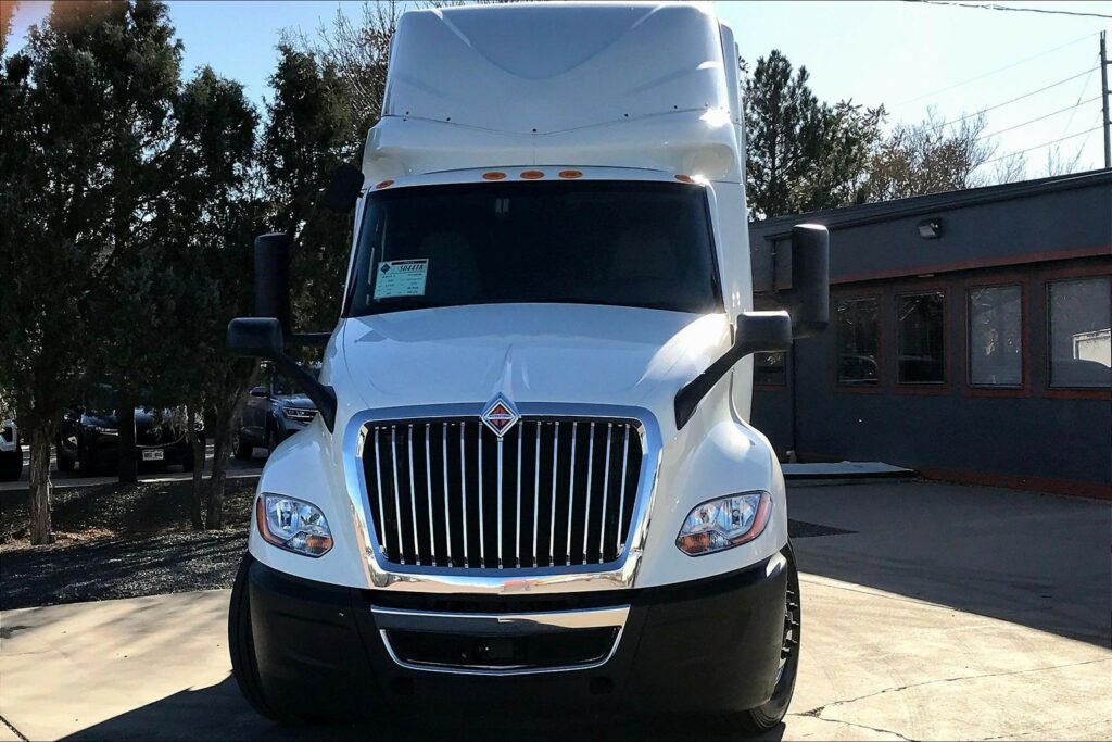 2022 CUM LT625 6×4 Sleeper