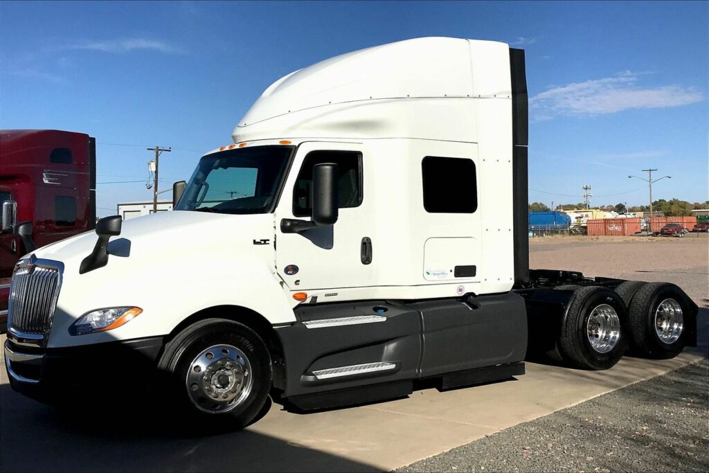 2022 CUM LT625 6×4 Sleeper