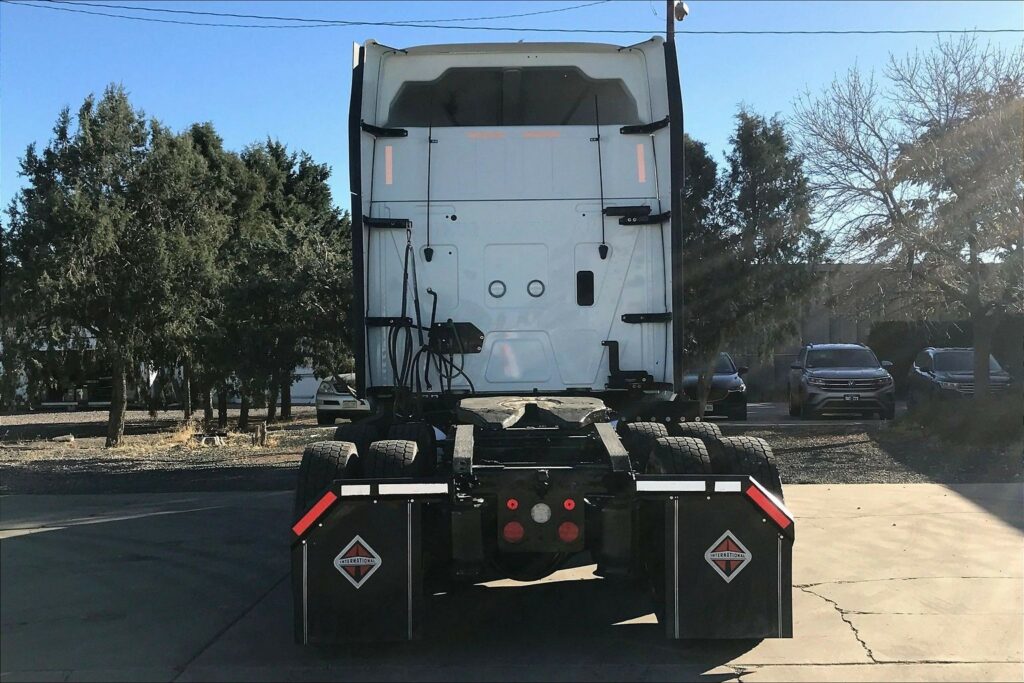 2022 CUM LT625 6×4 Sleeper