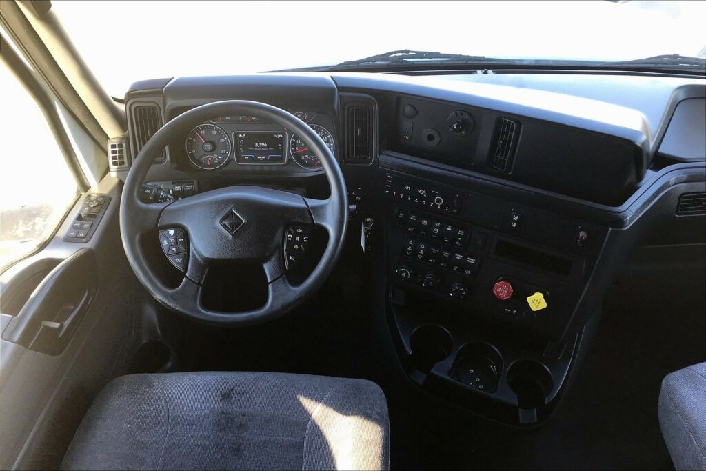 2022 CUM LT625 6×4 Sleeper