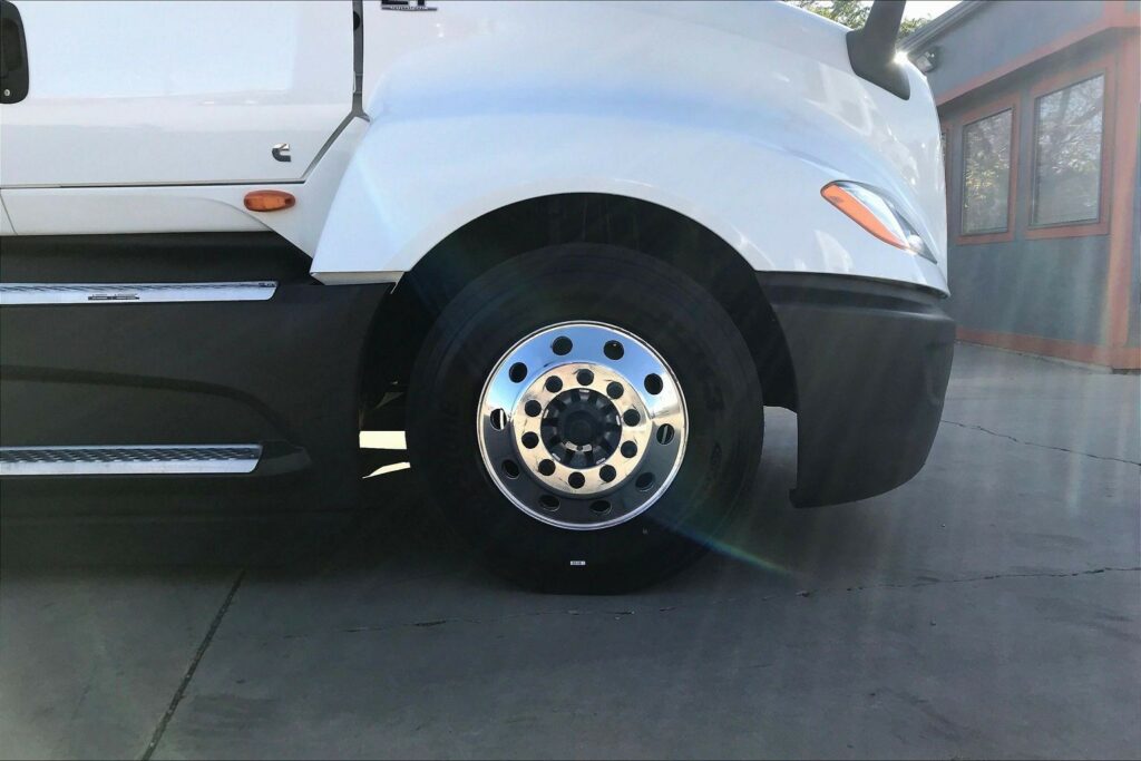 2022 CUM LT625 6×4 Sleeper