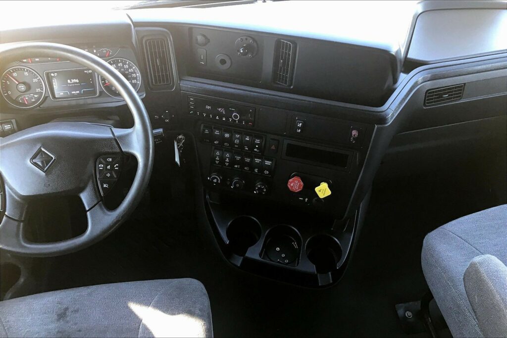 2022 CUM LT625 6×4 Sleeper