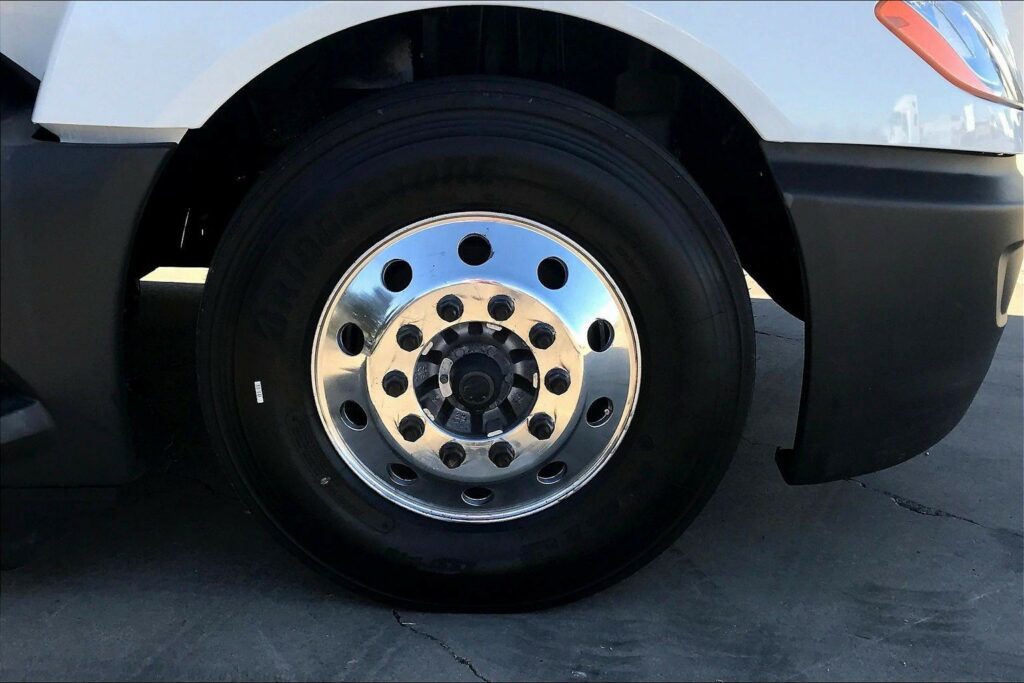 2022 CUM LT625 6×4 Sleeper