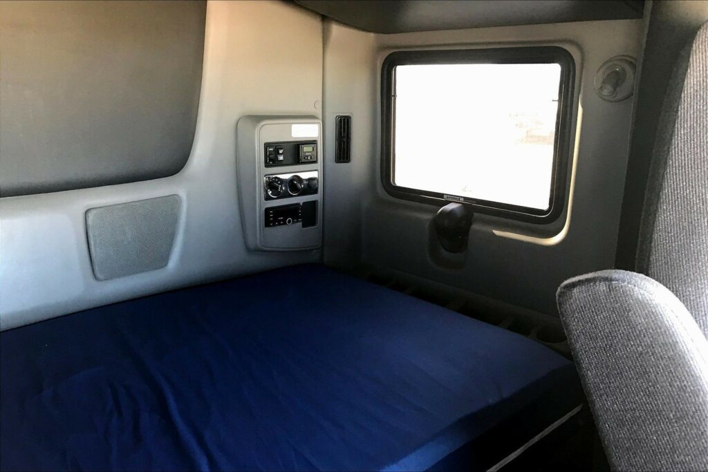 2022 CUM LT625 6×4 Sleeper