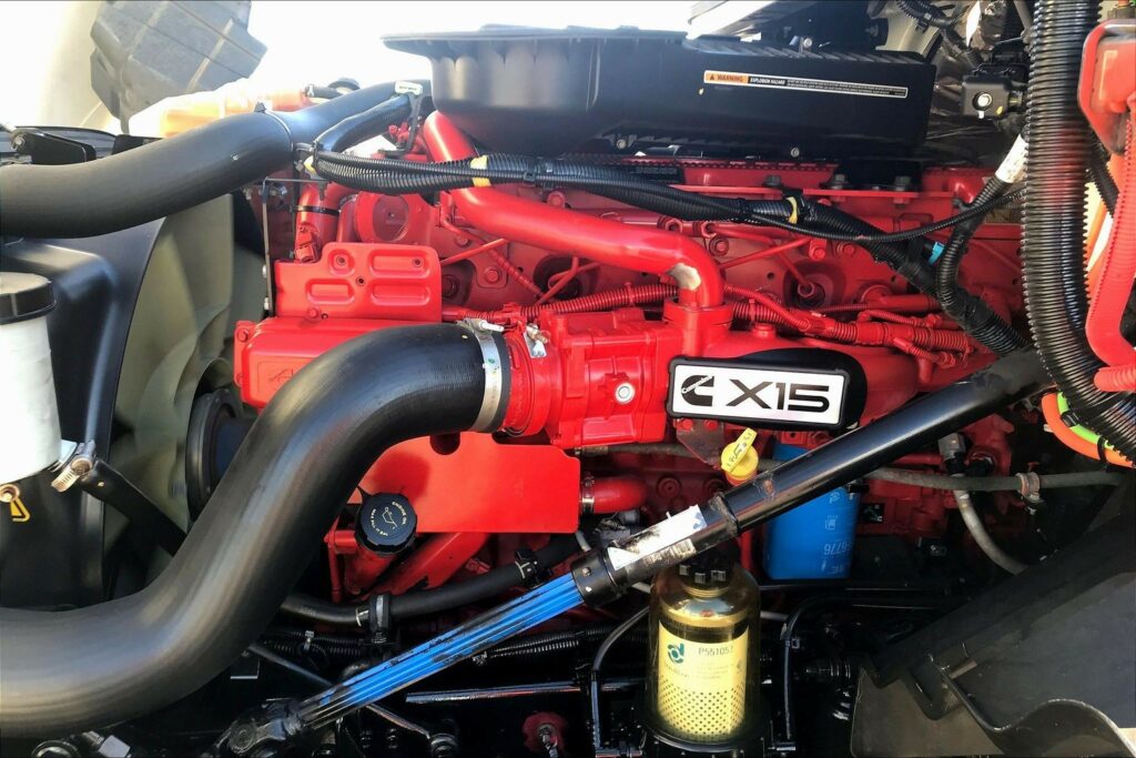 2022 CUM LT625 6×4 Sleeper