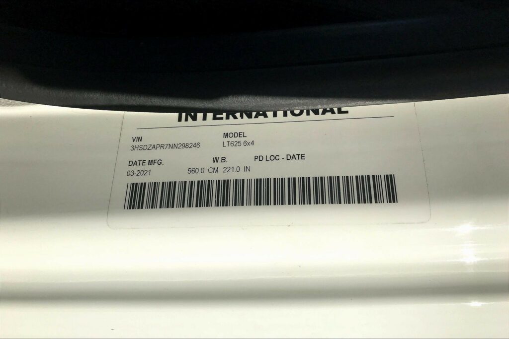 2022 CUM LT625 6×4 Sleeper