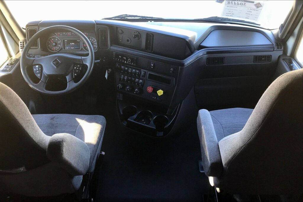 2022 CUM LT625 6×4 Sleeper