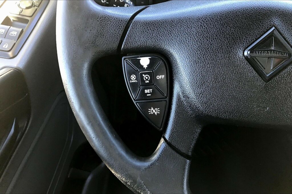 2022 CUM LT625 6×4 Sleeper