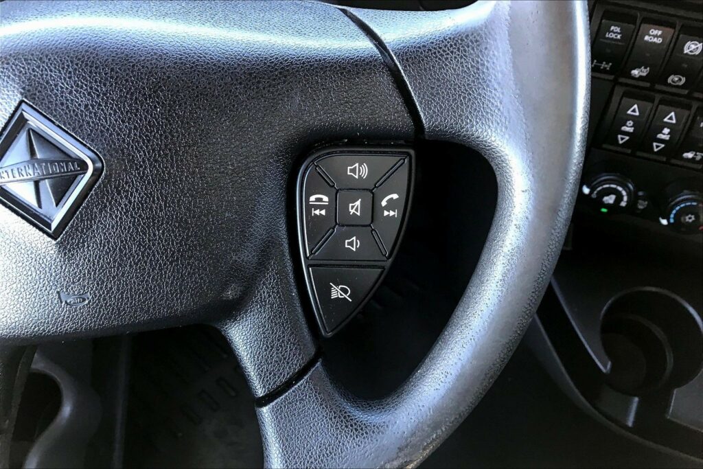 2022 CUM LT625 6×4 Sleeper