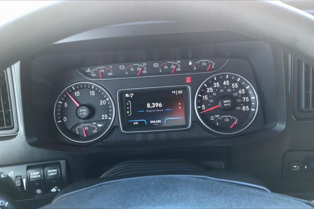 2022 CUM LT625 6×4 Sleeper