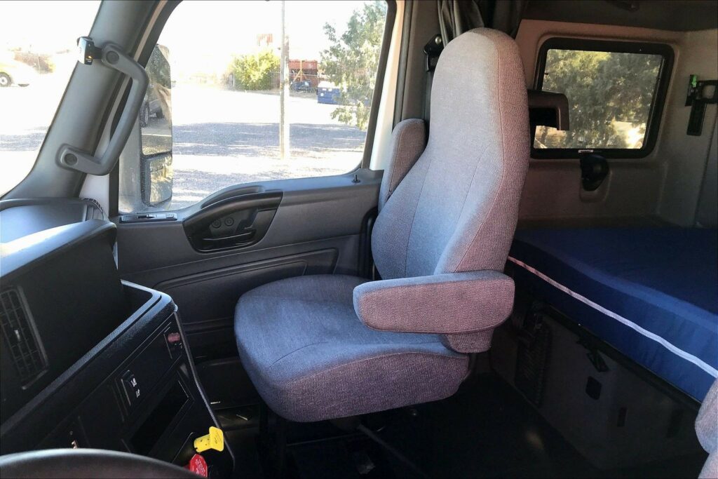 2022 CUM LT625 6×4 Sleeper