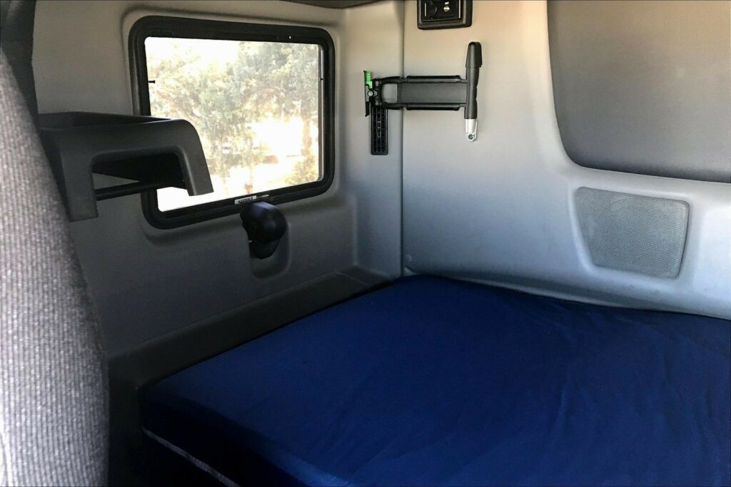 2022 CUM LT625 6×4 Sleeper