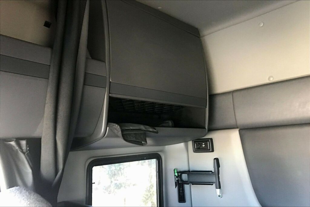 2022 CUM LT625 6×4 Sleeper