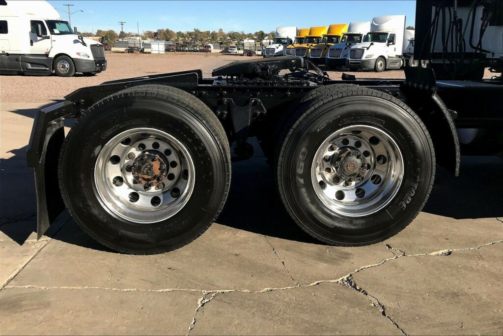 2022 CUM LT625 6×4 Sleeper