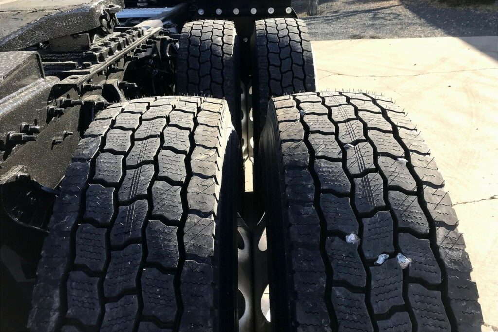 2022 CUM LT625 6×4 Sleeper