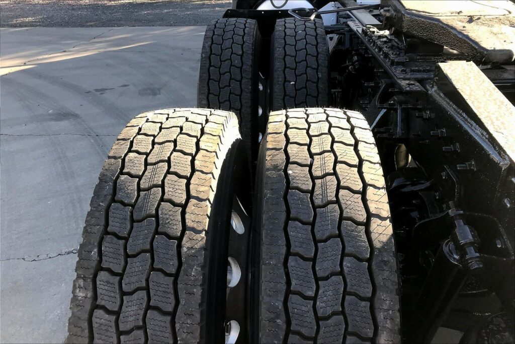 2022 CUM LT625 6×4 Sleeper