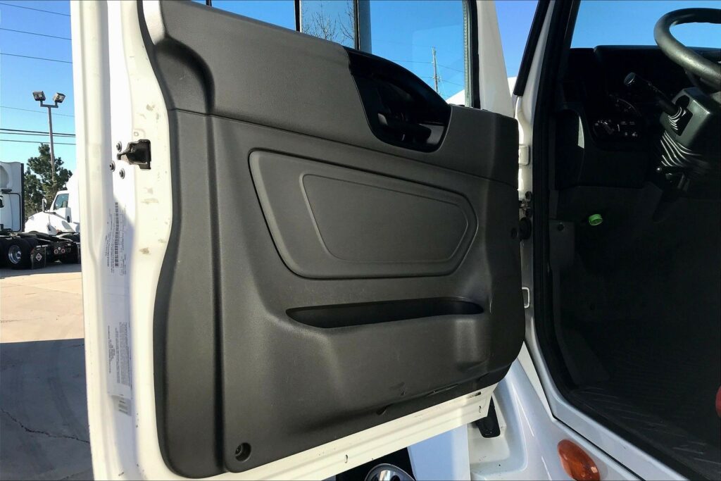 2022 CUM LT625 6×4 Sleeper