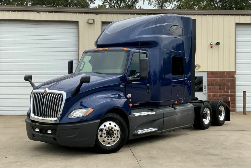 2022 CUM LT625 6×4 Sleeper