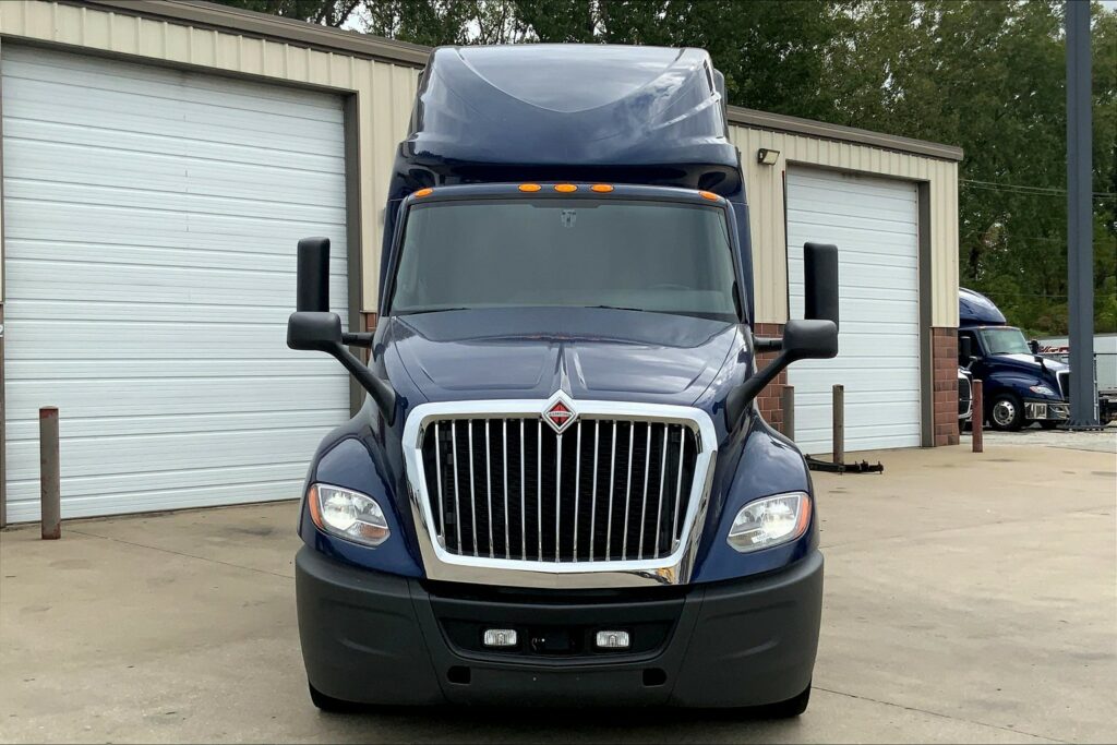 2022 CUM LT625 6×4 Sleeper