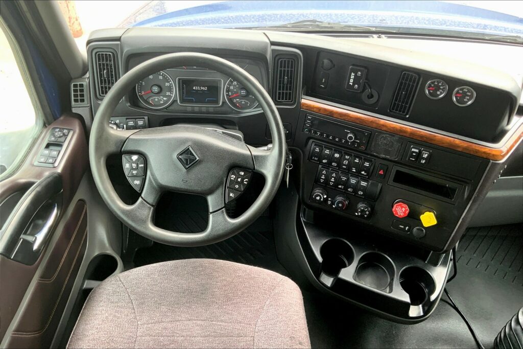 2022 CUM LT625 6×4 Sleeper