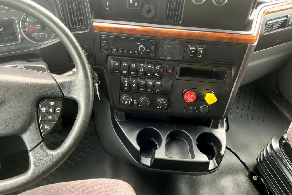 2022 CUM LT625 6×4 Sleeper