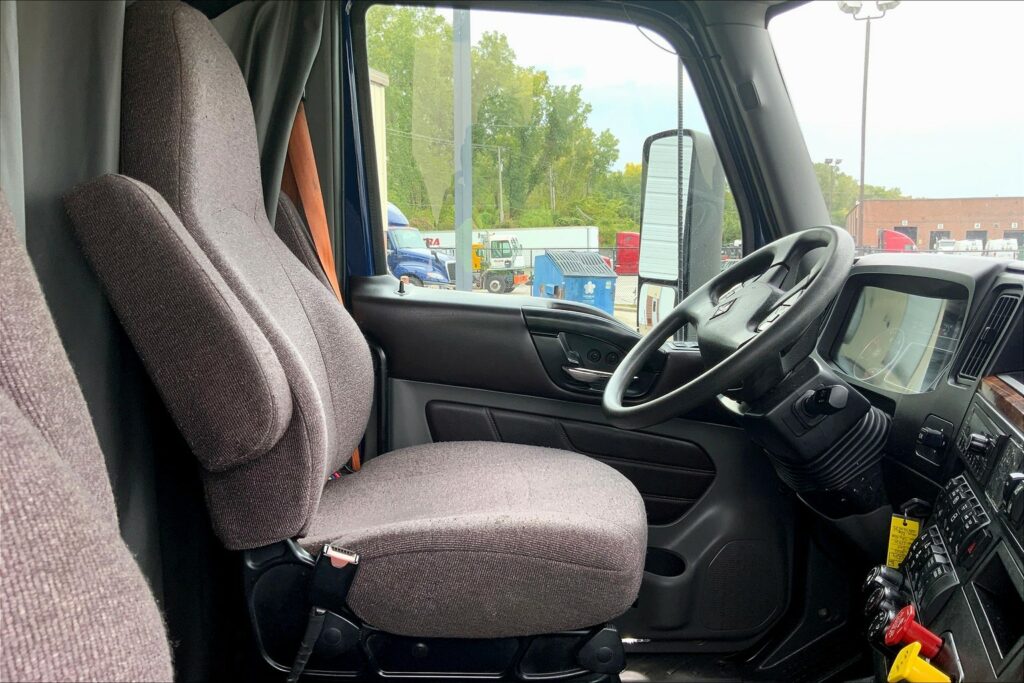 2022 CUM LT625 6×4 Sleeper